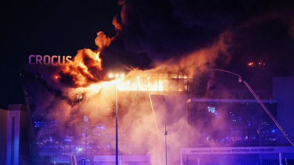 Incêndio destrói parcialmente teto do Crocus City Hall após tiroteio e mobiliza equipes de emergência no entorno de Moscou. Rússia, 22 de março de 2024 - Sputnik Brasil