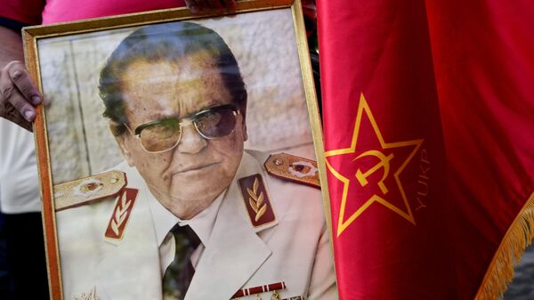 Quadro com foto do ex-presidente da Iugoslávia Josip Broz Tito, em comemoração ao 130º aniversário do político, que morreu em 1980. Belgrado, 25 de maio de 2022 - Sputnik Brasil