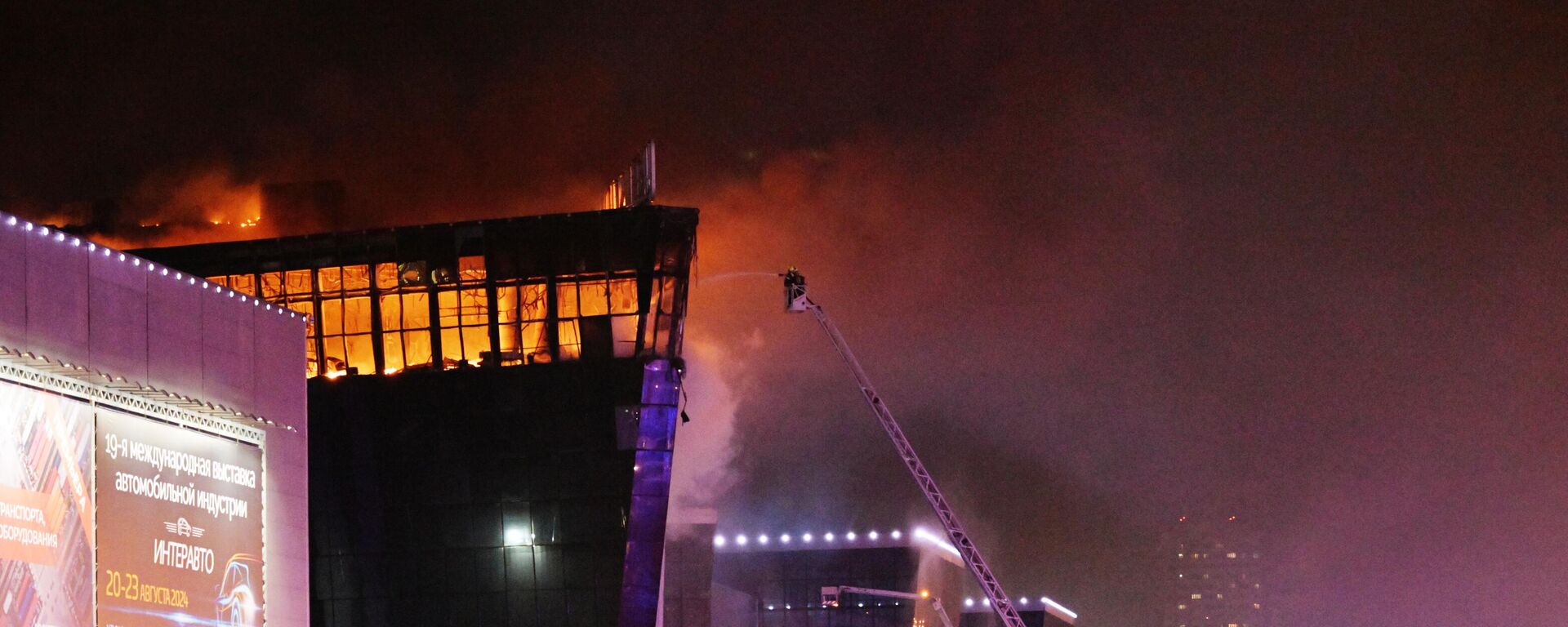 Público que conseguiu deixar o Crocus City Hall durante atentado terrorista acompanha trabalhos das equipes de emergência. Rússia, 22 de março de 2024 - Sputnik Brasil, 1920, 27.03.2024