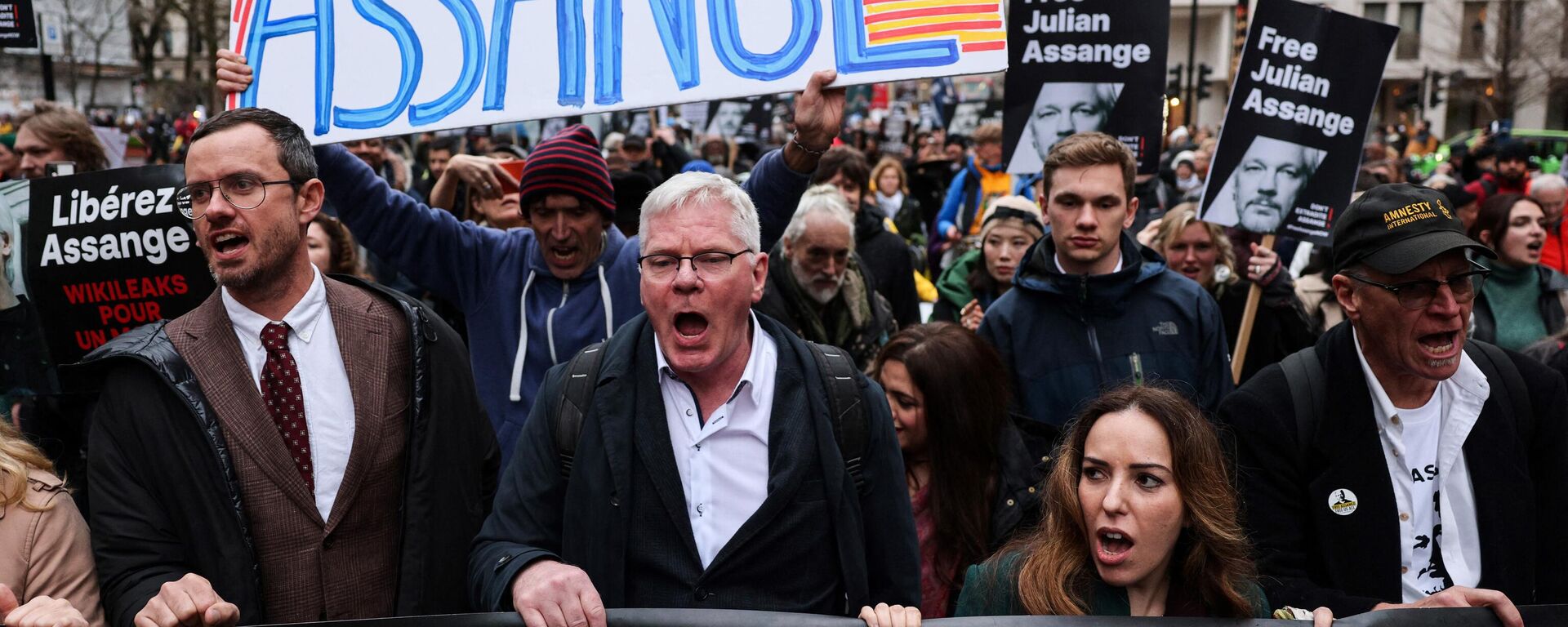 Kristinn Hrafnsson, editor-chefe do Wikileaks (segundo à esquerda), junto de Stella Assange, esposa do fundador do WikiLeaks, Julian Assange (segunda à direita), participam de ação junto dos Tribunais Reais de Justiça, o Supremo Tribunal, no centro de Londres, Reino Unido, 21 de fevereiro de 2024 - Sputnik Brasil, 1920, 23.03.2024