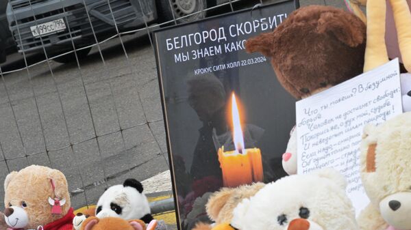 Mensagens e ursos de pelúcia são colocados pela população próximo ao teatro de Crocus, em homenagem às vítimas do ataque terrorista. Rússia, 22 de março de 2024 - Sputnik Brasil