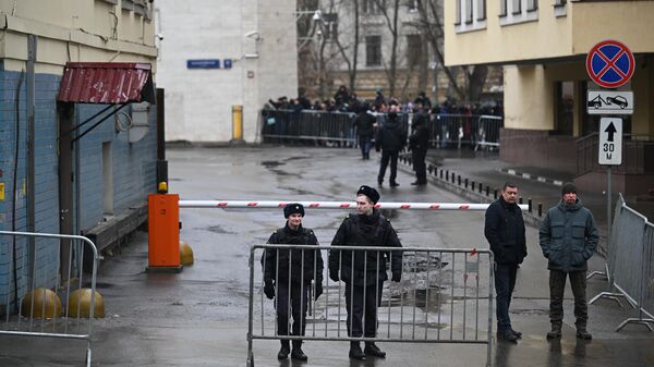 Policiais junto do Tribunal de Basmanny, em Moscou, Rússia, para onde serão levados os suspeitos do ataque terrorista ao Crocus City Hall, foto publicada em 24 de março de 2024 - Sputnik Brasil