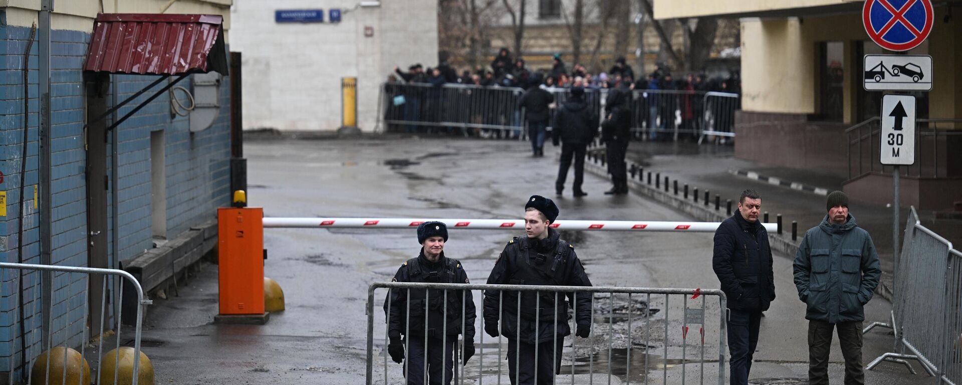 Policiais junto do Tribunal de Basmanny, em Moscou, Rússia, para onde serão levados os suspeitos do ataque terrorista ao Crocus City Hall, foto publicada em 24 de março de 2024 - Sputnik Brasil, 1920, 24.03.2024