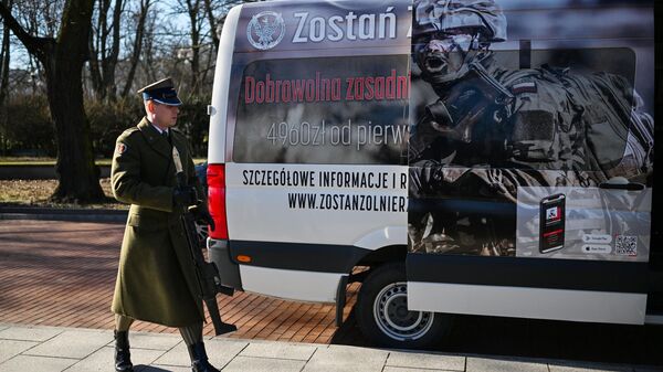 Soldado da guarda de honra polonesa passa junto de micro-ônibus, que promove o serviço militar no Exército polonês, em Varsóvia, Polônia, 16 de fevereiro de 2024 - Sputnik Brasil