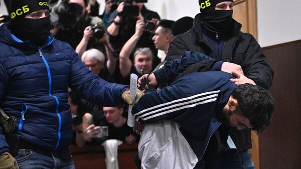 Dalerdzhon Mirzoyev é levado por agentes de segurança para o Tribunal Distrital de Basmanny, em Moscou. Rússia, 24 de março de 2024 - Sputnik Brasil
