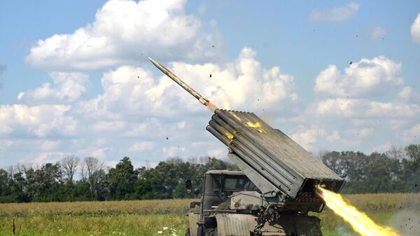 Lançador múltiplo de foguetes BM-21 Grad do agrupamento de tropas Zapad (Oeste) das Forças Armadas da Rússia dispara na direção de Kupyansk, foto publicada em 30 de julho de 2023 - Sputnik Brasil