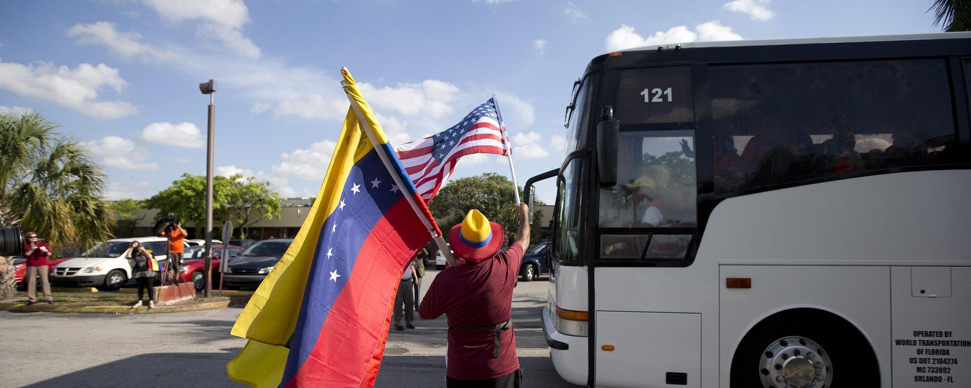 Homem agita bandeiras da Venezuela e dos Estados Unidos - Sputnik Brasil, 1920, 29.07.2024