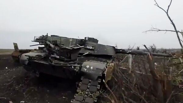 Captura de tela do vídeo do Ministério da Defesa da Rússia mostra tanque Abrams MBT abatido no subúrbio de Avdeevka, em Donetsk - Sputnik Brasil