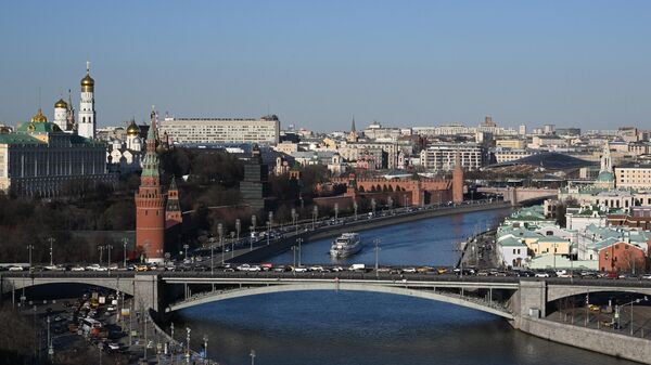 Um barco de cruzeiro navega no rio Moskva, no centro de Moscou, em 27 de março de 2024 - Sputnik Brasil
