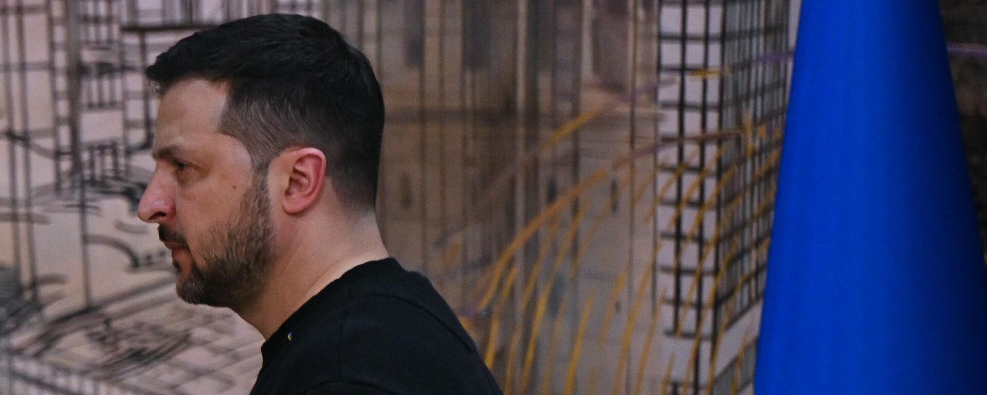 Vladimir Zelensky, presidente da Ucrânia, sai após coletiva de imprensa conjunta com Recep Tayyip Erdogan, presidente turco, no escritório presidencial Dolmabahce em Istambul, Turquia, 8 de março de 2024 - Sputnik Brasil, 1920, 25.04.2024