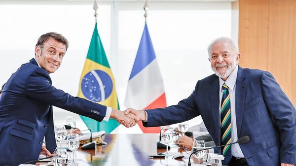 Presidente da França, Emmanuel Macron, cumprimenta seu homólogo brasileiro, Luiz Inácio Lula da Silva - Sputnik Brasil