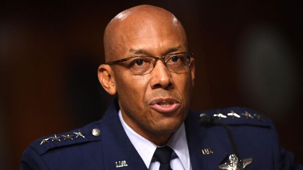 O general Charles Q. Brown Jr., então nomeado chefe do Estado-Maior da Força Aérea dos EUA, testemunha durante audiência das Forças Armadas no Senado, no Capitólio. Washington, D.C., 7 de maio de 2020 - Sputnik Brasil