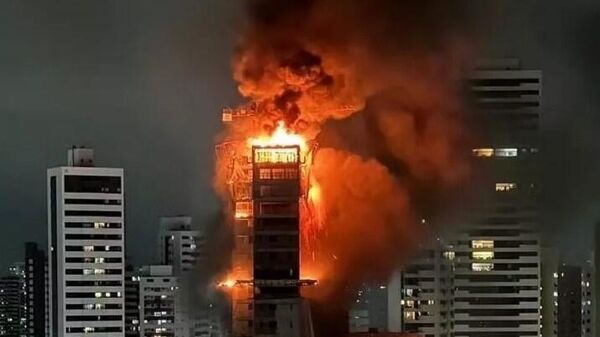 Prédio em construção pega fogo no bairro da Torre, zona oeste do Recife (PE). 28 de março de 2024 - Sputnik Brasil