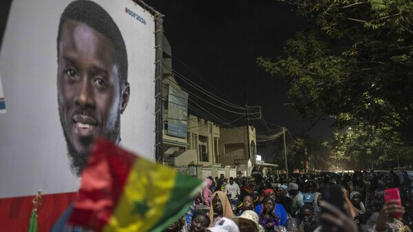 Apoiadores de Bassirou Diomaye Faye se reúnem enquanto aguardam os resultados das eleições presidenciais, em Dakar. Senegal, 24 de março de 2024 - Sputnik Brasil