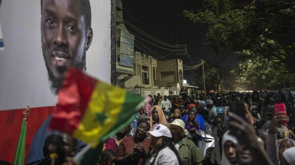 Apoiadores de Bassirou Diomaye Faye se reúnem enquanto aguardam os resultados das eleições presidenciais, em Dakar. Senegal, 24 de março de 2024 - Sputnik Brasil