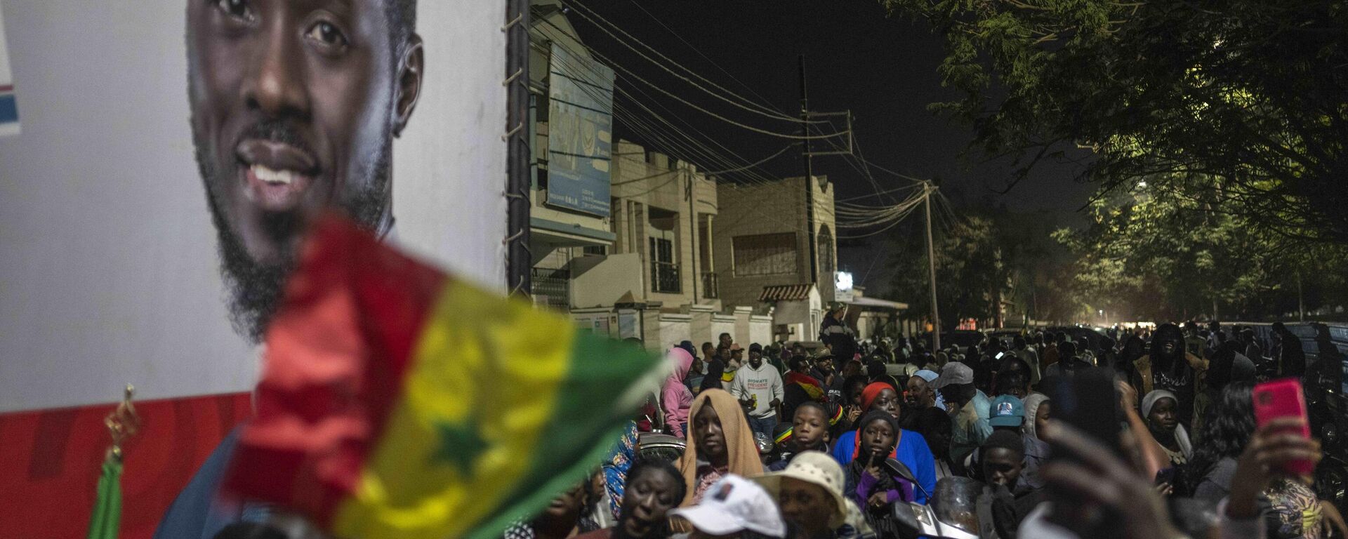 Apoiadores de Bassirou Diomaye Faye se reúnem enquanto aguardam os resultados das eleições presidenciais, em Dakar. Senegal, 24 de março de 2024 - Sputnik Brasil, 1920, 29.03.2024