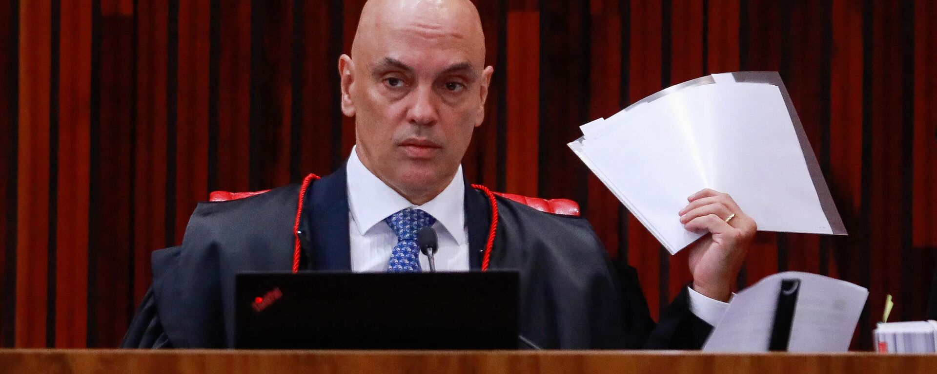 O presidente do Tribunal Superior Eleitoral do Brasil, Alexandre de Moraes, guarda documentos durante o quarto dia do julgamento do ex-presidente brasileiro Jair Bolsonaro, acusado de abuso de poder e desinformação, em Brasília, em 30 de junho de 2023 - Sputnik Brasil, 1920, 29.03.2024