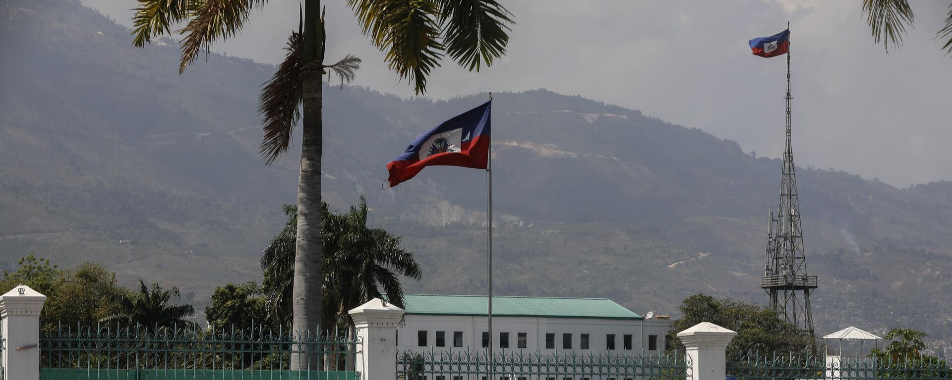 Pessoas caminham em frente ao Palácio Nacional em Porto Príncipe. Haiti, 25 de março de 2024 - Sputnik Brasil, 1920, 12.11.2024