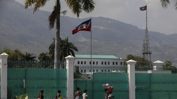 Pessoas caminham em frente ao Palácio Nacional em Porto Príncipe. Haiti, 25 de março de 2024 - Sputnik Brasil