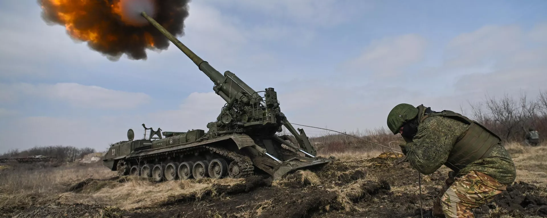 Militares russos do grupo de forças Centro disparam um obuseiro autopropulsado 2S7 Malka em direção a posições ucranianas no setor Avdeevka da linha de frente em meio à operação militar russa na Ucrânia, 31 de março de 2024 - Sputnik Brasil, 1920, 25.07.2024