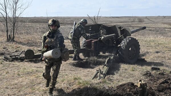 Militares russos do 2º Corpo de Exército do Grupo de Batalha Sul participam de treinamento de combate na zona de operações especiais em meio à operação militar russa na Ucrânia, em 31 de março de 2024 - Sputnik Brasil