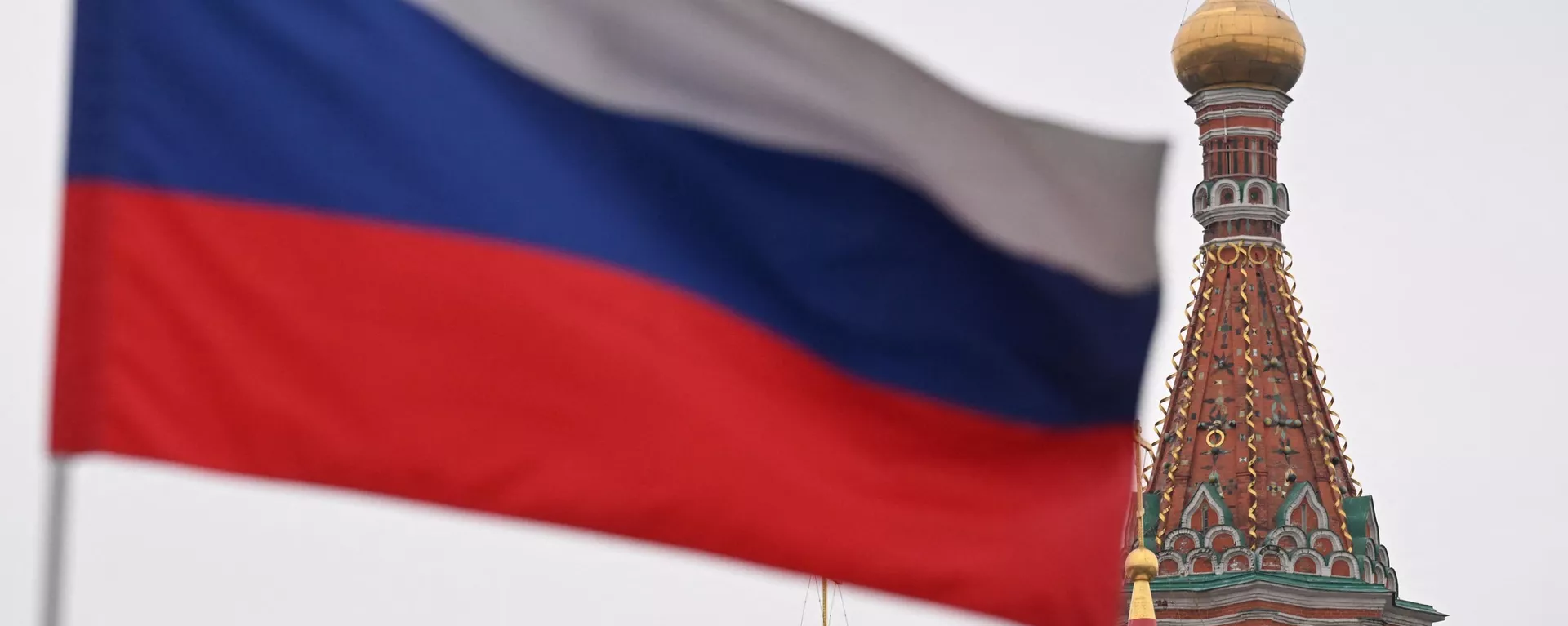 Uma bandeira tricolor nacional russa tremula ao vento em frente à Catedral de São Basílio, no centro de Moscou, em 15 de março de 2024 - Sputnik Brasil, 1920, 05.04.2024