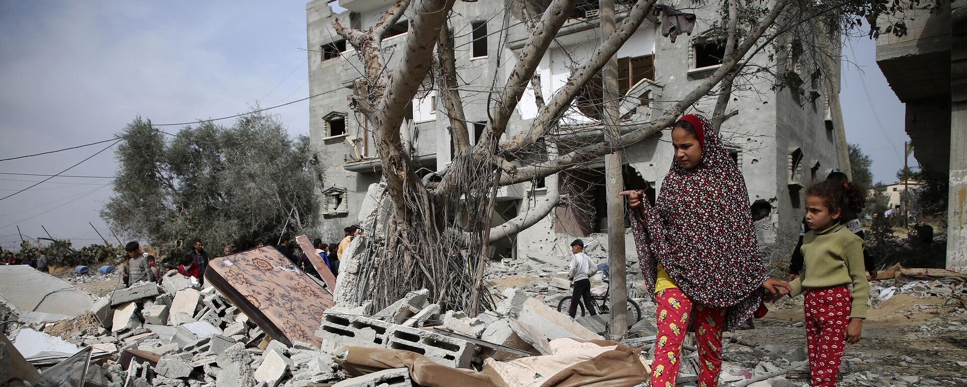 Palestinos inspecionam as ruínas de um prédio residencial após um ataque aéreo israelense em Rafah. Faixa de Gaza, 29 de março de 2024 - Sputnik Brasil, 1920, 27.04.2024