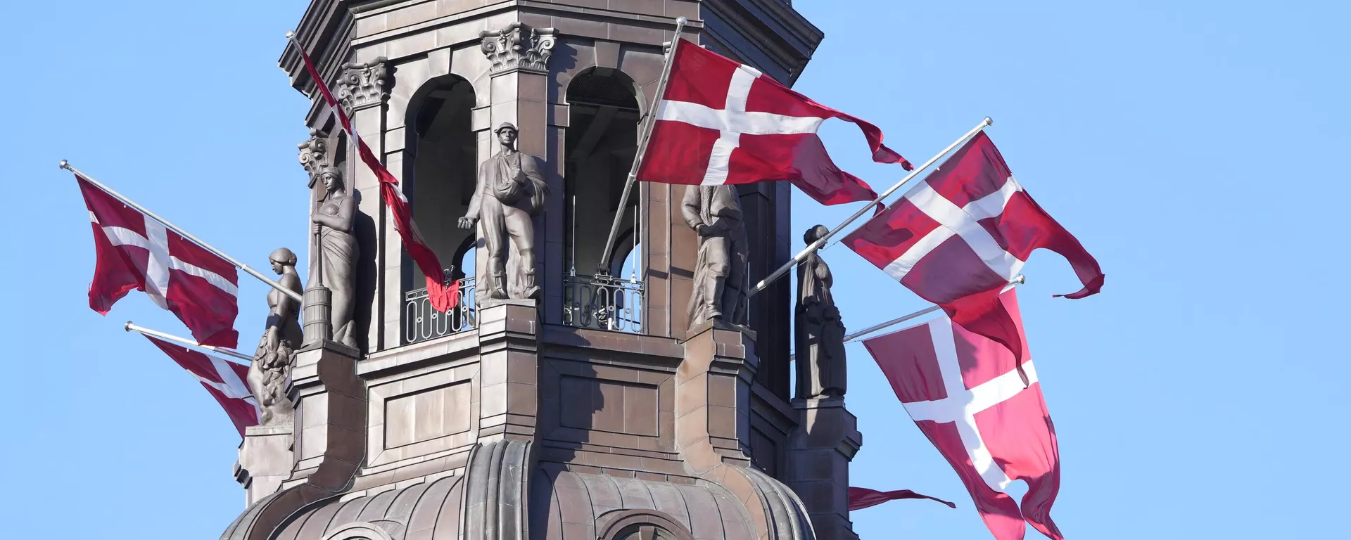 Bandeiras dinamarquesas (Dannebrog) tremulam na torre do Castelo de Christiansborg, o edifício do Parlamento dinamarquês, em Copenhague, Dinamarca, durante uma cerimônia que marca o Dia da Bandeira para os emissários do país, em 5 de setembro de 2021 - Sputnik Brasil, 1920, 03.04.2024