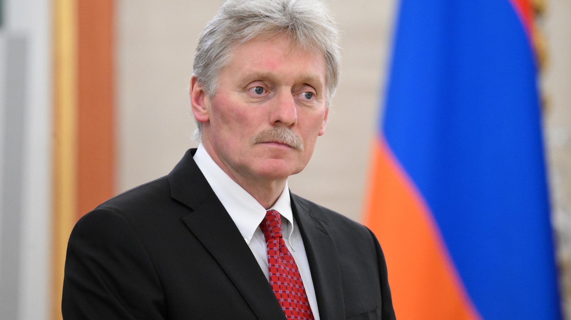 O porta-voz do Kremlin, Dmitry Peskov, espera antes de uma reunião do presidente russo, Vladimir Putin, no Grande Palácio do Kremlin, em Moscou na Rússia, 23 de março de 2023 - Sputnik Brasil, 1920, 20.04.2024