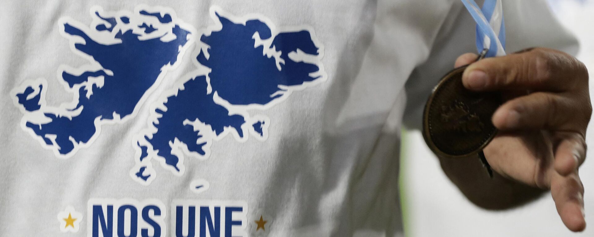 Ex-combatente argentino segura medalha em homenagem aos 40 anos do início da guerra contra o Reino Unido pela posse das ilhas Malvinas (foto de arquivo) - Sputnik Brasil, 1920, 04.04.2024