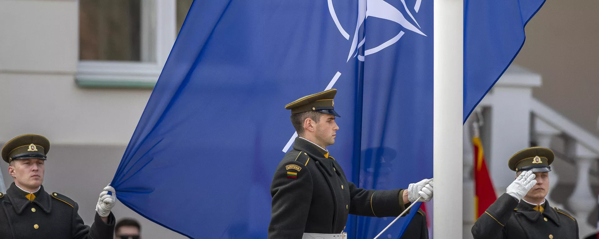 Soldados lituanos participam de cerimônia de hasteamento da bandeira da Organização do Tratado do Atlântico Norte (OTAN) em Vilnius. Lituânia, 29 de março de 2024 - Sputnik Brasil, 1920, 29.01.2025