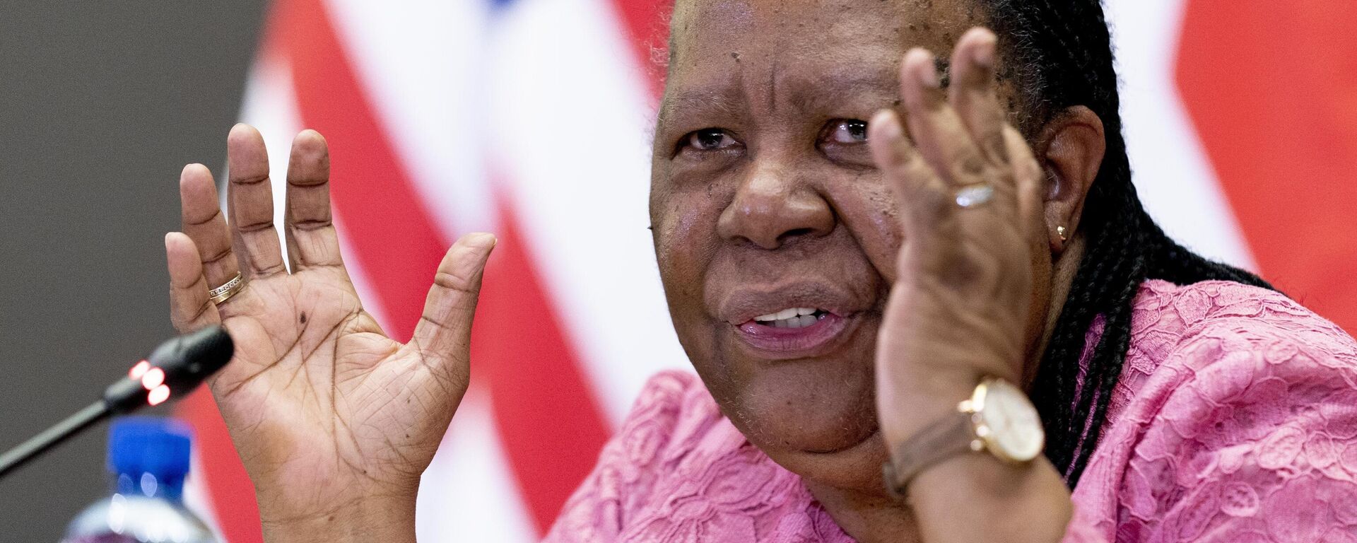 A Ministra das Relações Exteriores da África do Sul, Naledi Pandor, fala aos meios de comunicação em Pretória, África do Sul, em 8 de agosto de 2022 - Sputnik Brasil, 1920, 05.04.2024