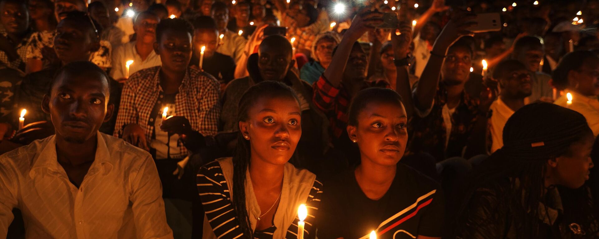 Nesta foto de arquivo, pessoas participam de uma vigília à luz de velas em ato para marcar os 25 anos do genocídio, na capital Kigali. Ruanda, 7 de abril de 2019 - Sputnik Brasil, 1920, 05.04.2024