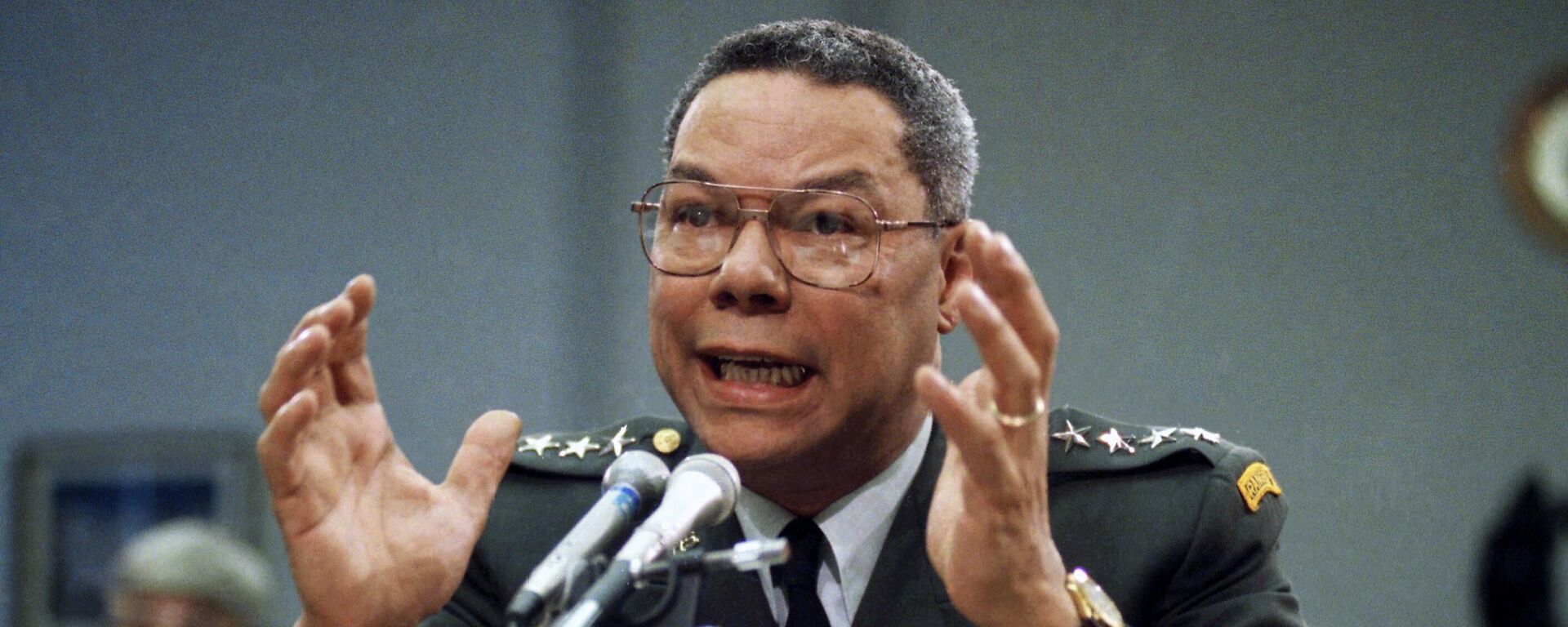 Colin Powell no Capitólio, em Washington, em um subcomitê de Serviços Armados da Câmara. EUA, 25 de setembro de 1991 - Sputnik Brasil, 1920, 05.04.2024