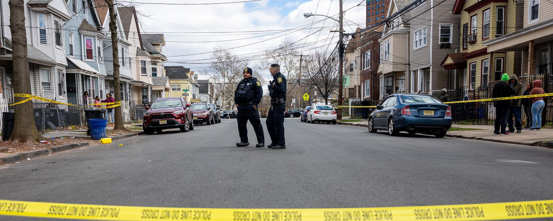 Moradores e policiais se reúnem nos arredores de Newark, Nova Jersey, onde casas foram estruturalmente danificadas e tiveram que ser evacuadas após um terremoto. EUA, 5 de abril de 2024 - Sputnik Brasil, 1920, 05.04.2024