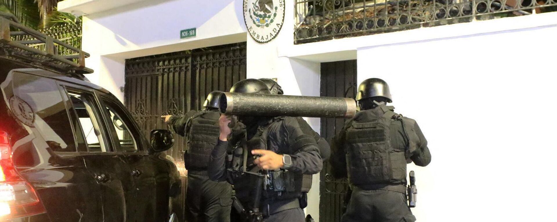 Forças especiais da polícia equatoriana preparam invasão da Embaixada do México para prender Jorge Glas, ex-vice-presidente do Equador, em Quito, Equador, 5 de abril de 2024 - Sputnik Brasil, 1920, 29.04.2024