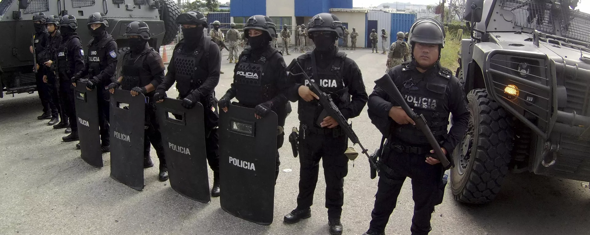 Polícia monta guarda na entrada da penitenciária onde o ex-vice-presidente Jorge Glas está preso, em Guayaquil, Equador, em 6 de abril de 2024 - Sputnik Brasil, 1920, 13.09.2024