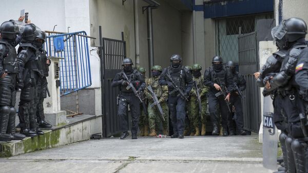 Policiais e soldados guardam o centro de detenção onde o ex-vice-presidente equatoriano Jorge Glas foi mantido depois que a polícia invadiu a Embaixada do México para prendê-lo, em Quito, no Equador, em 6 de abril de 2024 - Sputnik Brasil