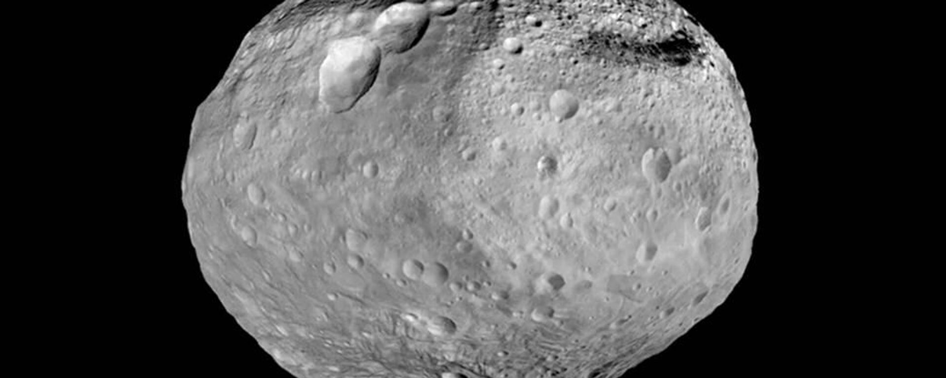 À medida que a sonda Dawn da NASA viaja para o seu próximo destino, este mosaico sintetiza algumas das melhores vistas que a sonda teve do asteroide gigante Vesta - Sputnik Brasil, 1920, 10.04.2024