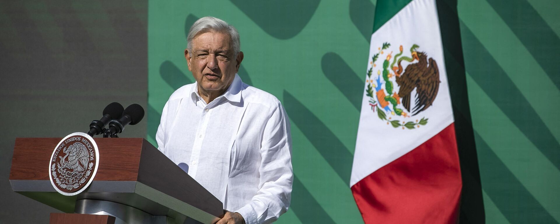 O presidente mexicano, Andrés Manuel López Obrador, fala durante sua coletiva de imprensa matinal diária, em Mazatlán, no estado de Sinaloa. México, 8 de abril de 2024 - Sputnik Brasil, 1920, 28.05.2024