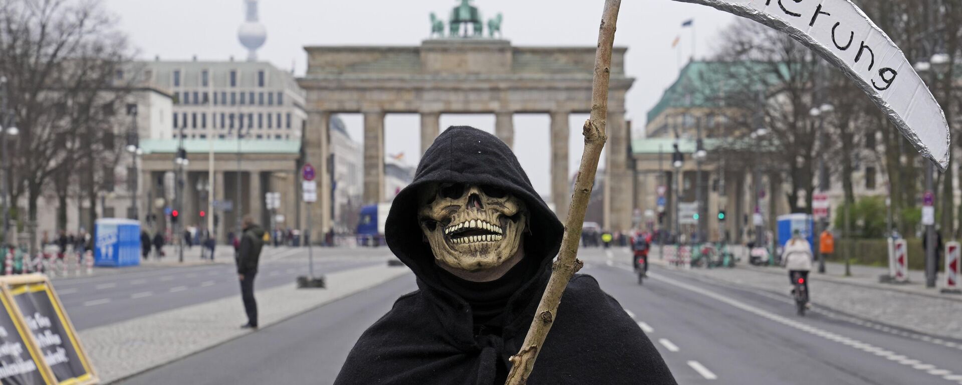 Manifestante vestido de morte em frente ao Portão de Brandemburgo, em Berlim, na Alemanha, segura foice com a palavra Governo durante um ato público de agricultores, em 22 de março de 2024 - Sputnik Brasil, 1920, 11.04.2024