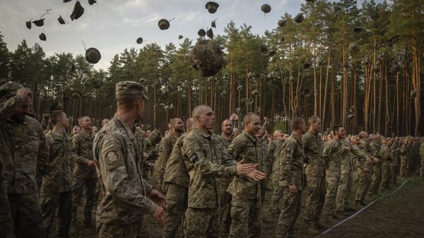 Soldados recém-recrutados comemoram o fim de seu treinamento numa base militar perto de Kiev. Ucrânia, 25 de setembro de 2023 - Sputnik Brasil