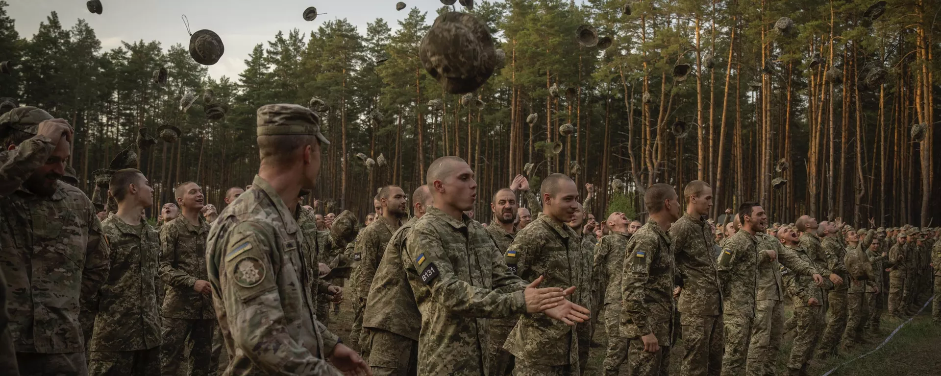 Soldados recém-recrutados comemoram o fim de seu treinamento numa base militar perto de Kiev. Ucrânia, 25 de setembro de 2023 - Sputnik Brasil, 1920, 03.06.2024