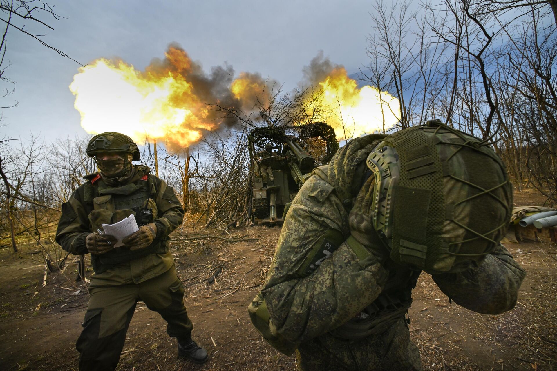 Soldados do agrupamento de tropas Tsentr (Centro) disparam com canhão de artilharia Giatsint-S durante operações de combate na direção de Avdeevka, durante operação militar especial russa, foto publicada em 29 de março de 2024 Soldados do agrupamento de tropas Tsentr (Centro) disparam com canhão de artilharia Giatsint-S durante operações de combate na direção de Avdeevka, durante operação militar especial russa, foto publicada em 29 de março de 2024 - Sputnik Brasil, 1920, 08.05.2025
