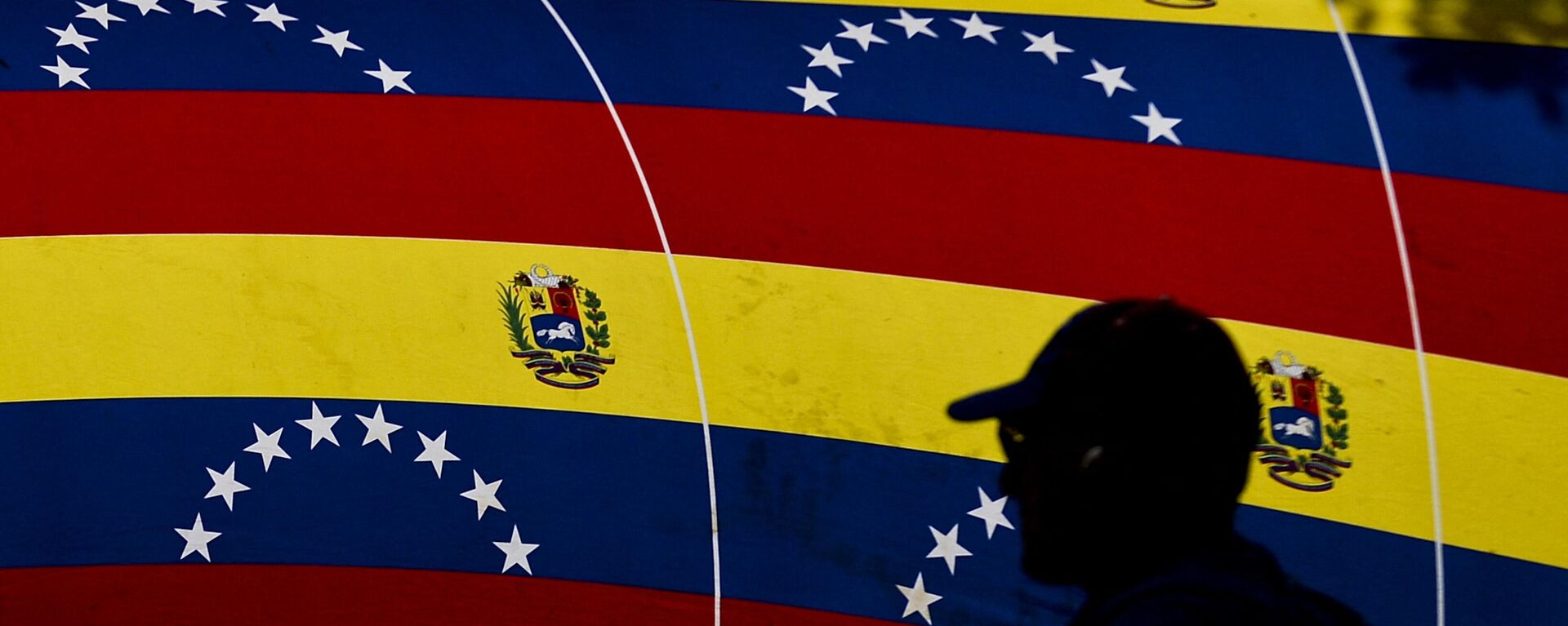Bandeira nacional venezuelana durante comício em apoio ao governo de Nicolás Maduro, em Caracas, em 23 de janeiro de 2024 - Sputnik Brasil, 1920, 02.05.2024