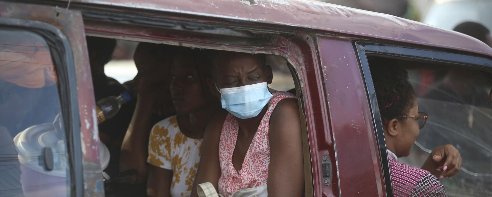 Passageiros são transportados em uma van em Porto Príncipe. Haiti, 10 de abril de 2024 - Sputnik Brasil, 1920, 12.04.2024