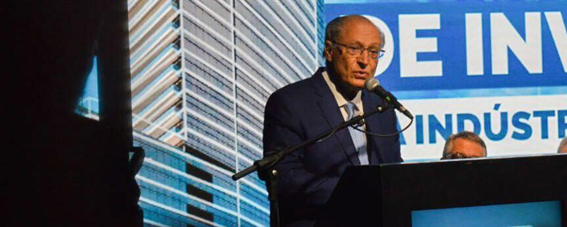 O vice-presidente Geraldo Alckmin discursa durante evento em que anunciou R$ 125 bilhões em investimentos no setor automobilístico do Brasil até 2028. São Paulo, 12 de abril de 2024 - Sputnik Brasil, 1920, 06.06.2024