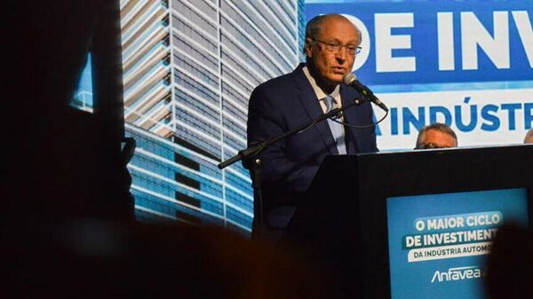 O vice-presidente Geraldo Alckmin discursa durante evento que anunciou R$ 125 bilhões em investimentos no setor automobilístico do Brasil até 2028. São Paulo, 12 de abril de 2024 - Sputnik Brasil