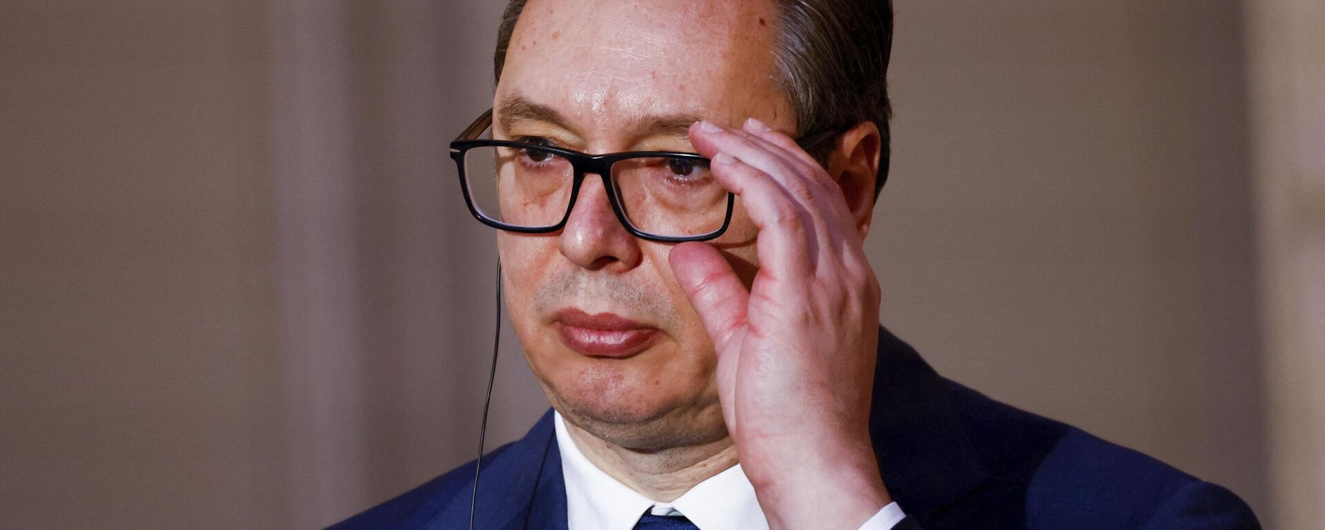 Aleksandar Vucic, presidente da Sérvia, participa de declaração conjunta com Emmanuel Macron, seu homólogo da França, antes de jantar de trabalho no Palácio do Eliseu. Paris, França, 8 de abril de 2024 - Sputnik Brasil, 1920, 13.08.2025