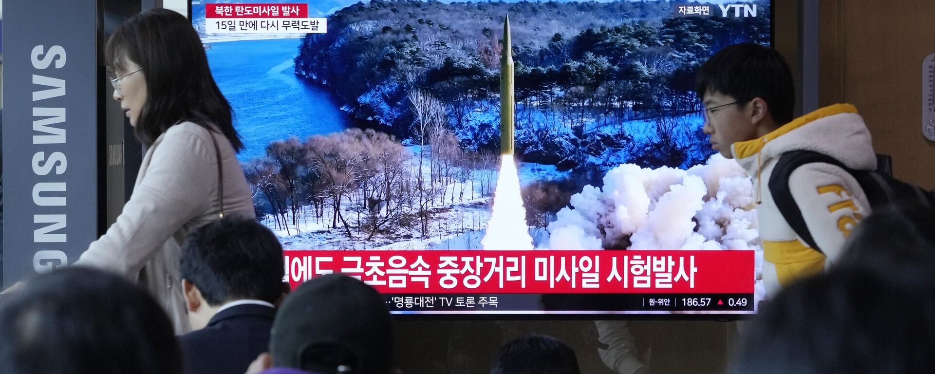 Programa de notícias exibe uma imagem de arquivo de um lançamento de míssil pela Coreia do Norte na estação ferroviária de Seul. Coreia do Sul, 2 de abril de 2024 - Sputnik Brasil, 1920, 14.04.2024